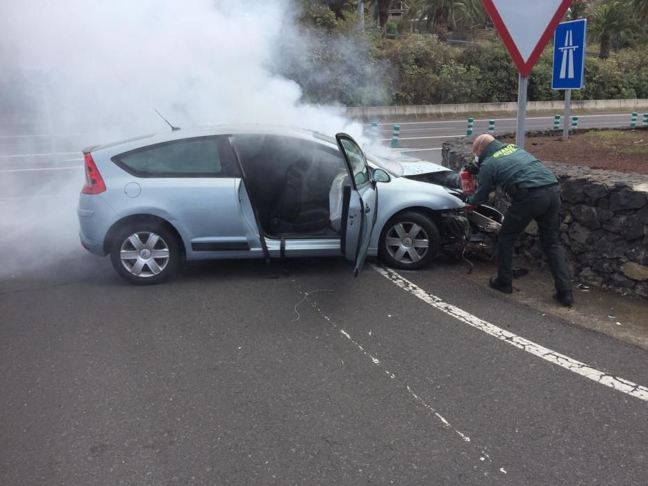 Incendio de un vehículo en la TF-5 a la altura de La Victoria.