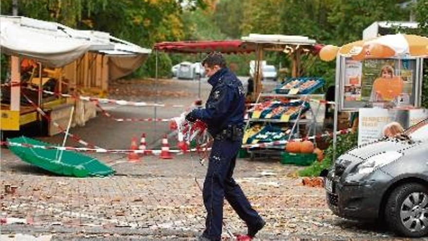 Un policia a la zona del crim, acordonada després de l&#039;atac contra la política alemanya.