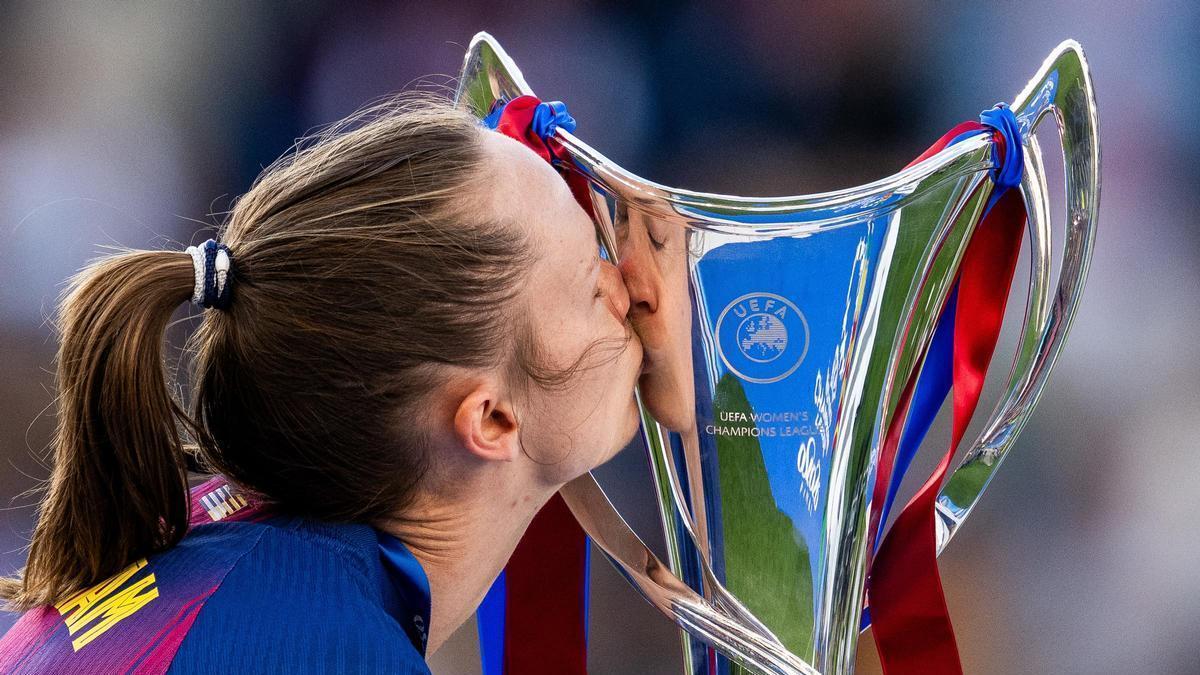 Archivo - Caroline Graham Hansen besa el trofeo de la UEFA Women's Champions League ganada por el Barça en Oslo (Noruega)