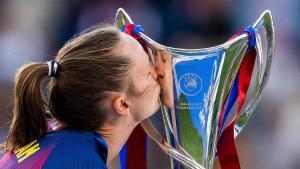 Archivo - Caroline Graham Hansen besa el trofeo de la UEFA Womens Champions League ganada por el Barça en Oslo (Noruega)