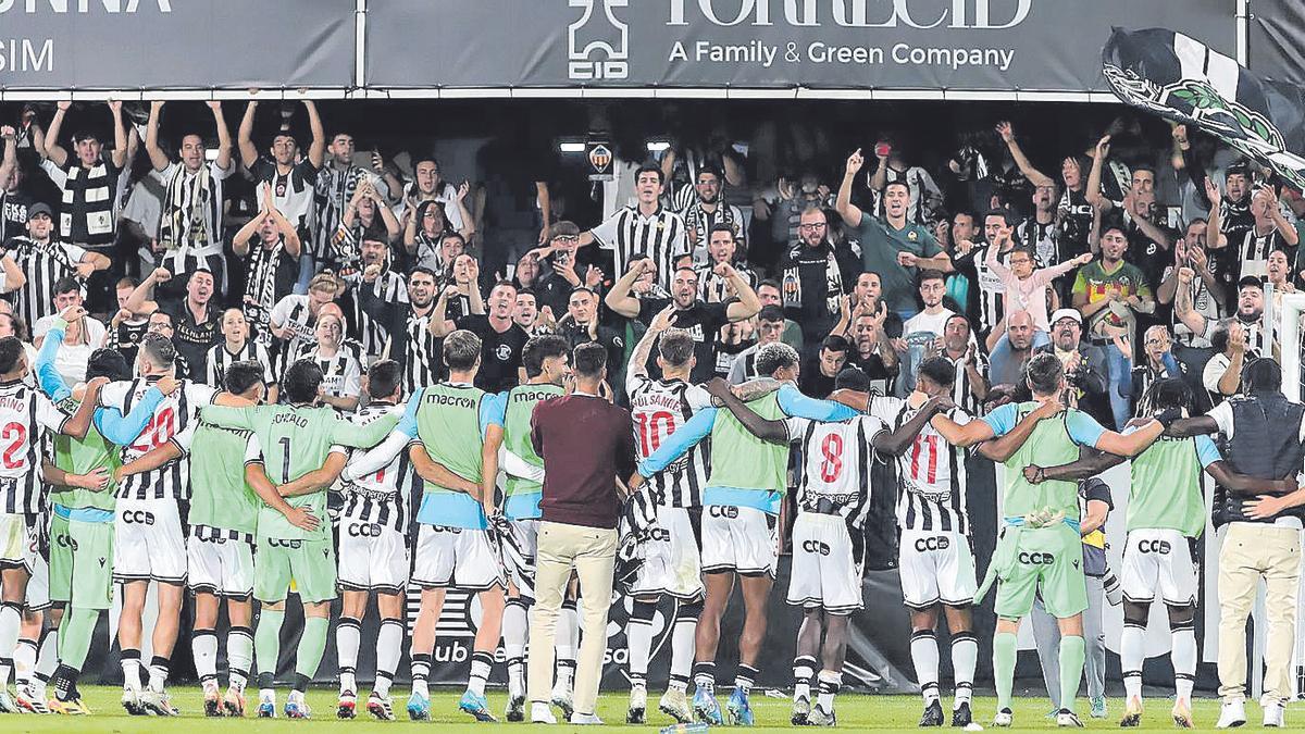 Los jugadores del Castellón celebran con la afición el triunfo contra el Levante en el SkyFi CastaliaLos jugadores del Castellón celebran con la afición el triunfo contra el Levante en el SkyFi Castalia