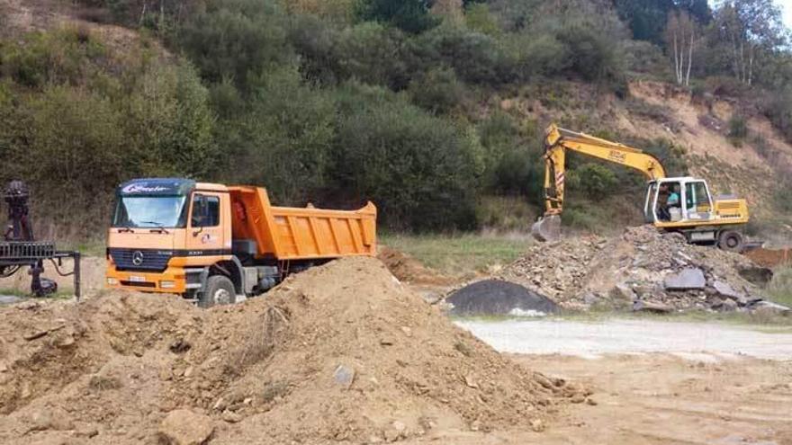 Máquinas realizando ayer el movimiento de tierras para la construcción del matadero.