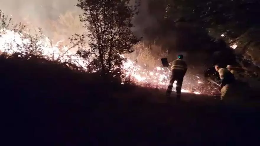 VÍDEO | Así intentan contener las llamas para evitar su entrada en Bercianos de Aliste