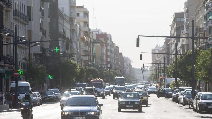 Vehículos por la avenida del Puerto.