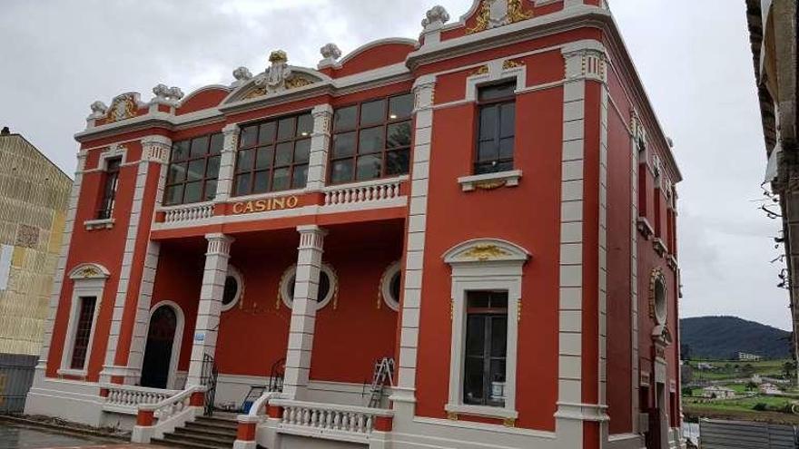 Estado actual del Casino de Navia, con la pintura roja.