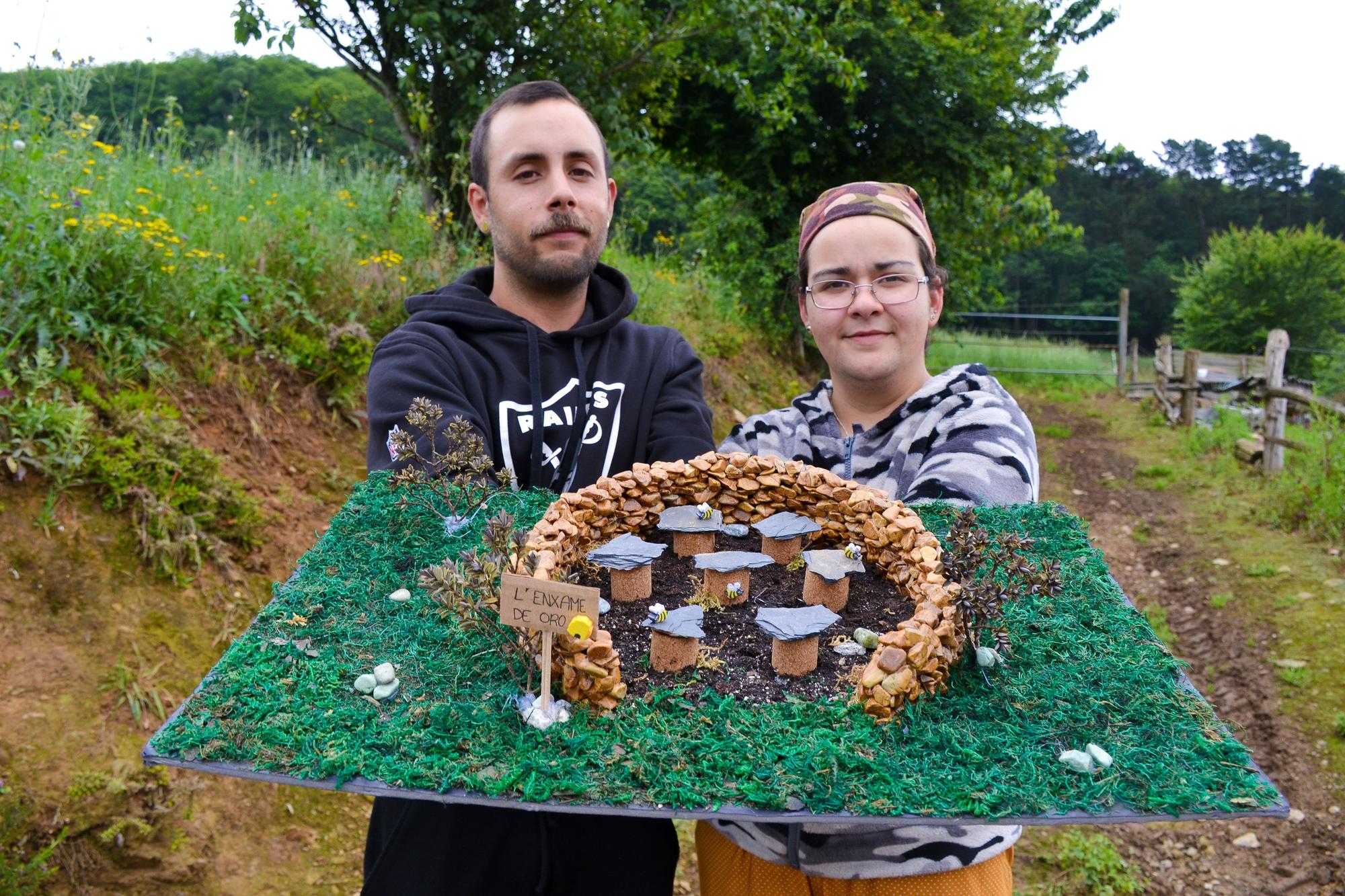 Cristina Rodríguez y Raúl Rabatti muestran una maqueta de un cortín que una amiga les regaló en recuerdo al que tienen en el Coucechín.