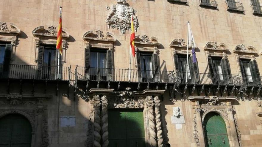 La fachada del Ayuntamiento esta mañana, sin el distintivo lazo rojo contra el VIH.