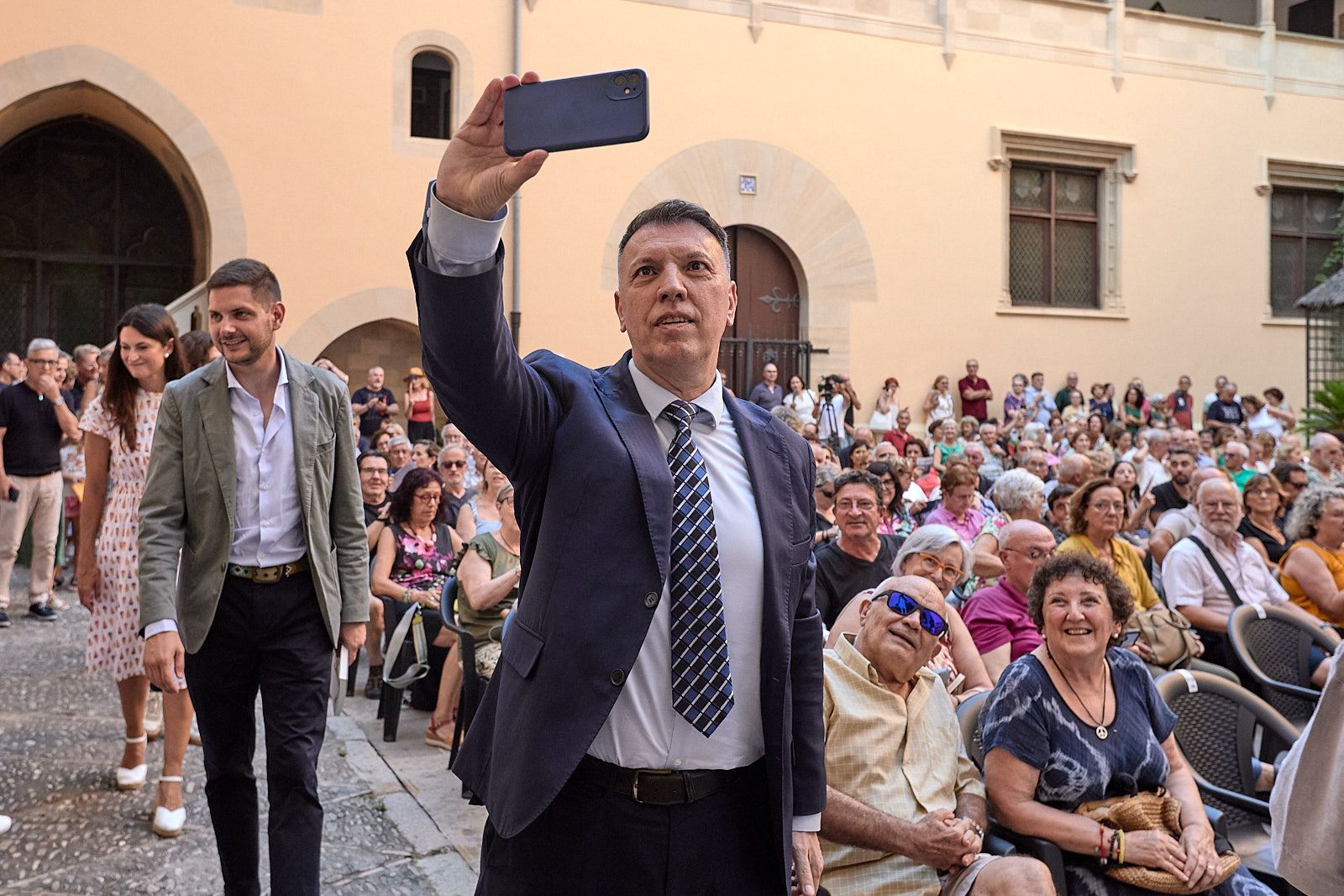 Joaquim Bosch se hace un selfi en presencia del alcalde de Gandia a su entrada al Palau Ducal.