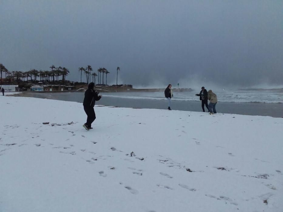 Nieve en la playa del Arenal en Xàbia.