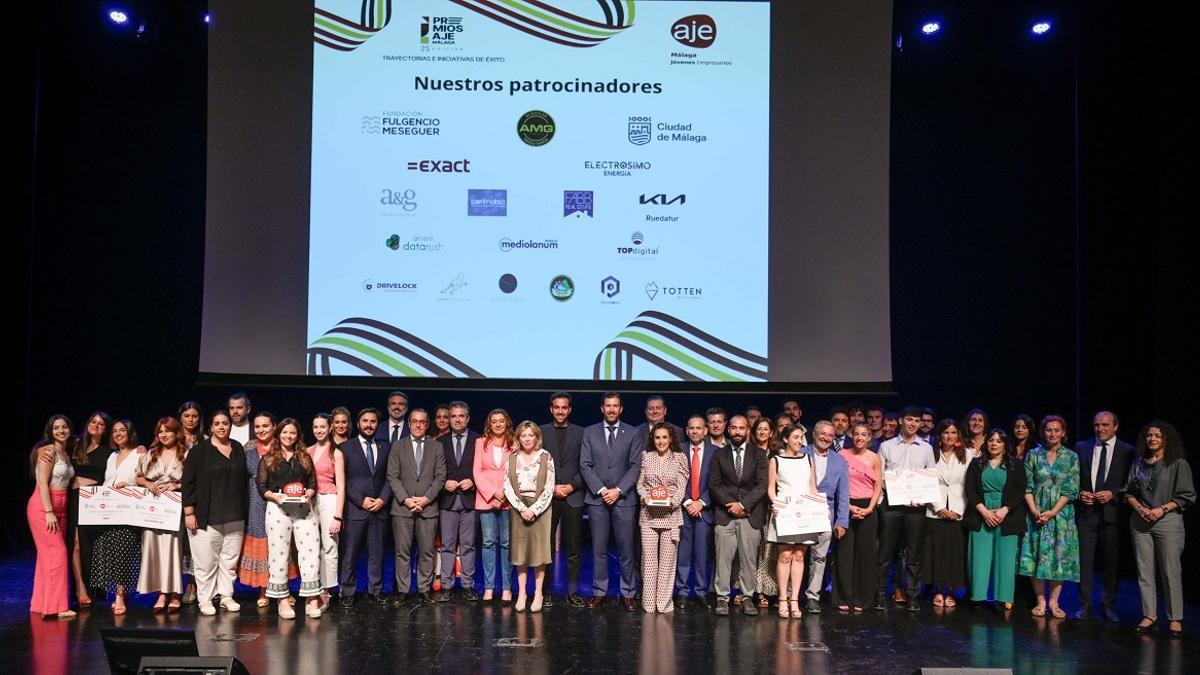 La foto de familia de los premios AJE Málaga, cuya gala se ha celebrado en el auditorio Edgar Neville de la Diputación de Málaga.