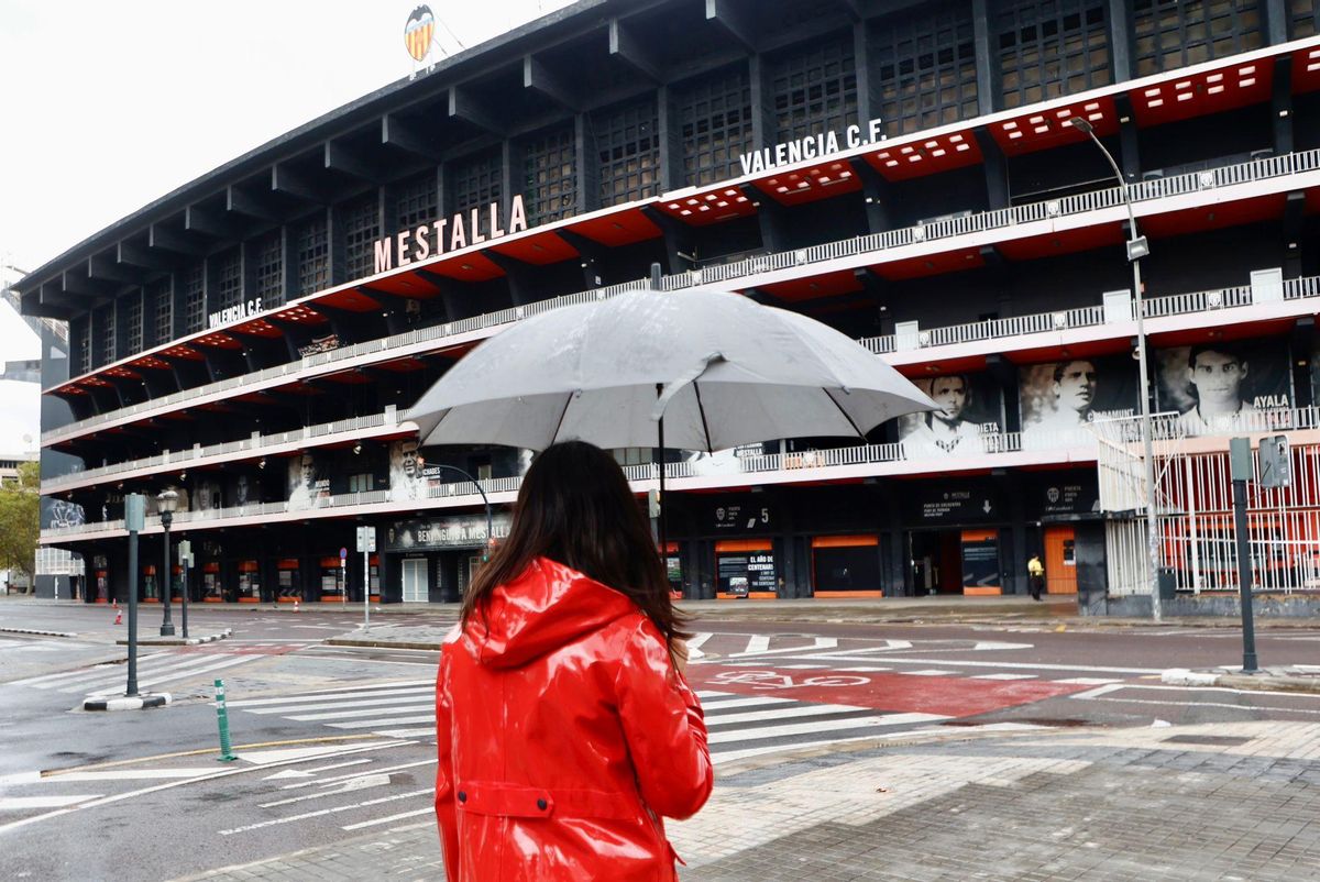 Una persona en Mestalla cuando se ha cancelado el partido de este lunes por la tarde