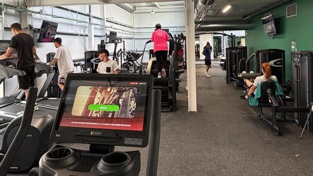El gimnasio se encuentra junto a la zona deportiva del municipio y cuenta con 340 m2.