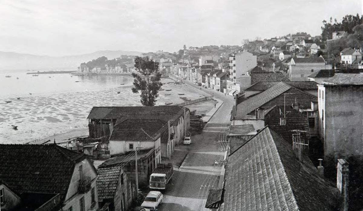 Imagen antigua de la zona de Seara con los astilleros, (izda. al final de la calle) de Casqueiro y Carlagho.