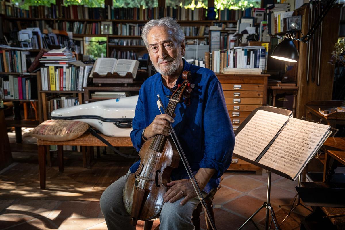 El violagambista Jordi Savall posa en su casa antes de la entrevista con EL PERIÓDICO, el pasado 6 de agosto.