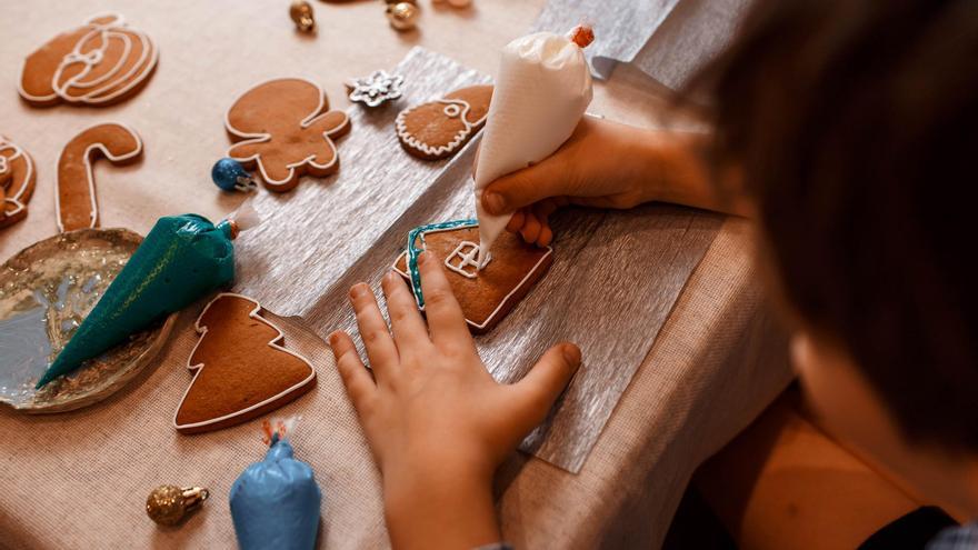 Esta receta de galletas de jengibre es ideal para hacer con niños