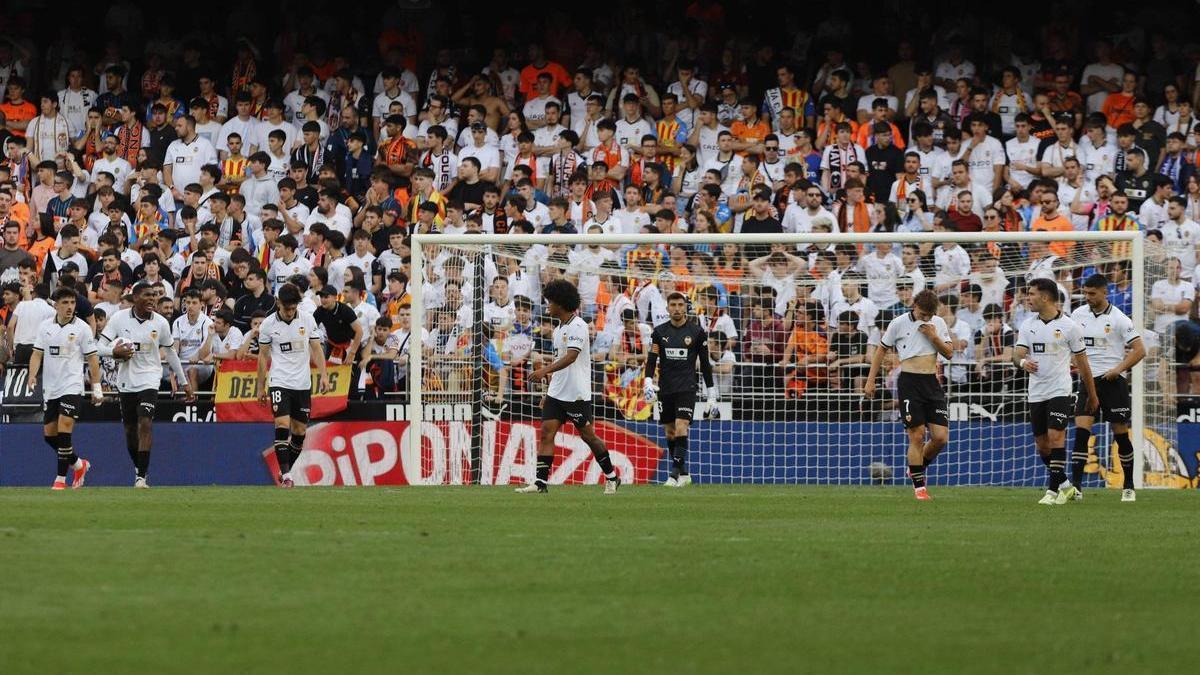Los jugadores del Valencia tras encajar un gol contra el Alavés