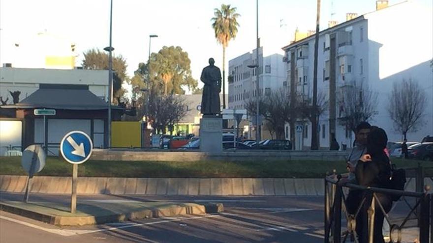 Piden una restauración de la estatua del padre Panero