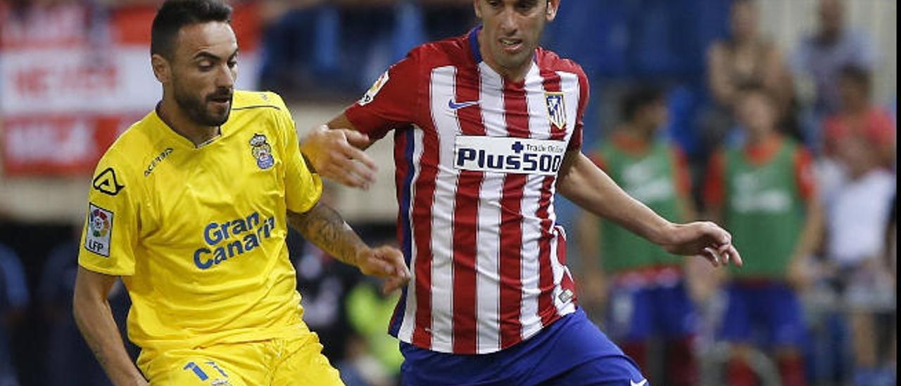 Momo pugna con Godín, en el Calderón, en la disputa de la 1ª jornada.