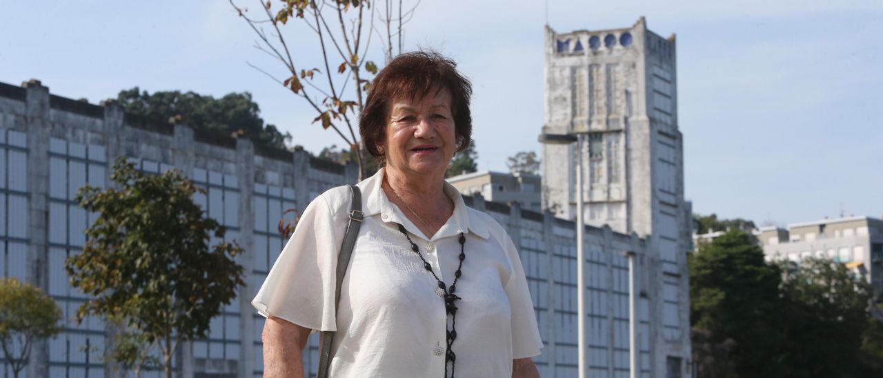 Carmen Pérez "Carmiña" delante de la antigua fábrica de Massó, en Cangas.