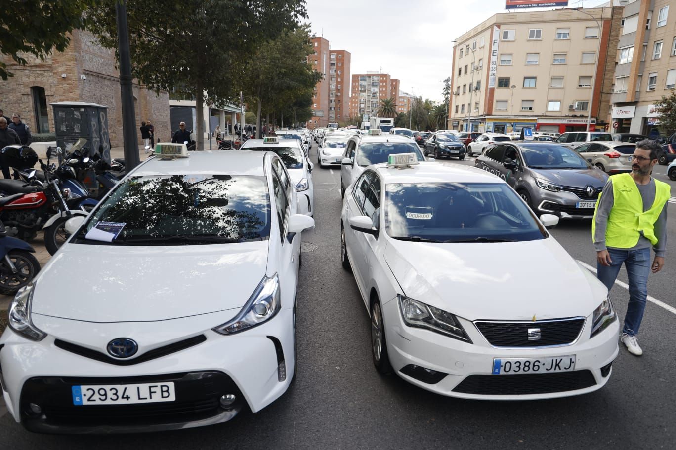 Decenas de taxis protestan por el cambio de regulación horaria