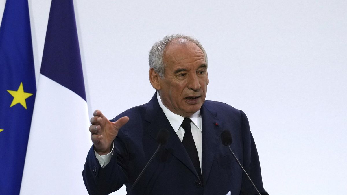 Un primer ministro 'youtuber' para Francia: Bayrou recurre a la plataforma de vídeos para defender su plan de recortes de 44.000 millones