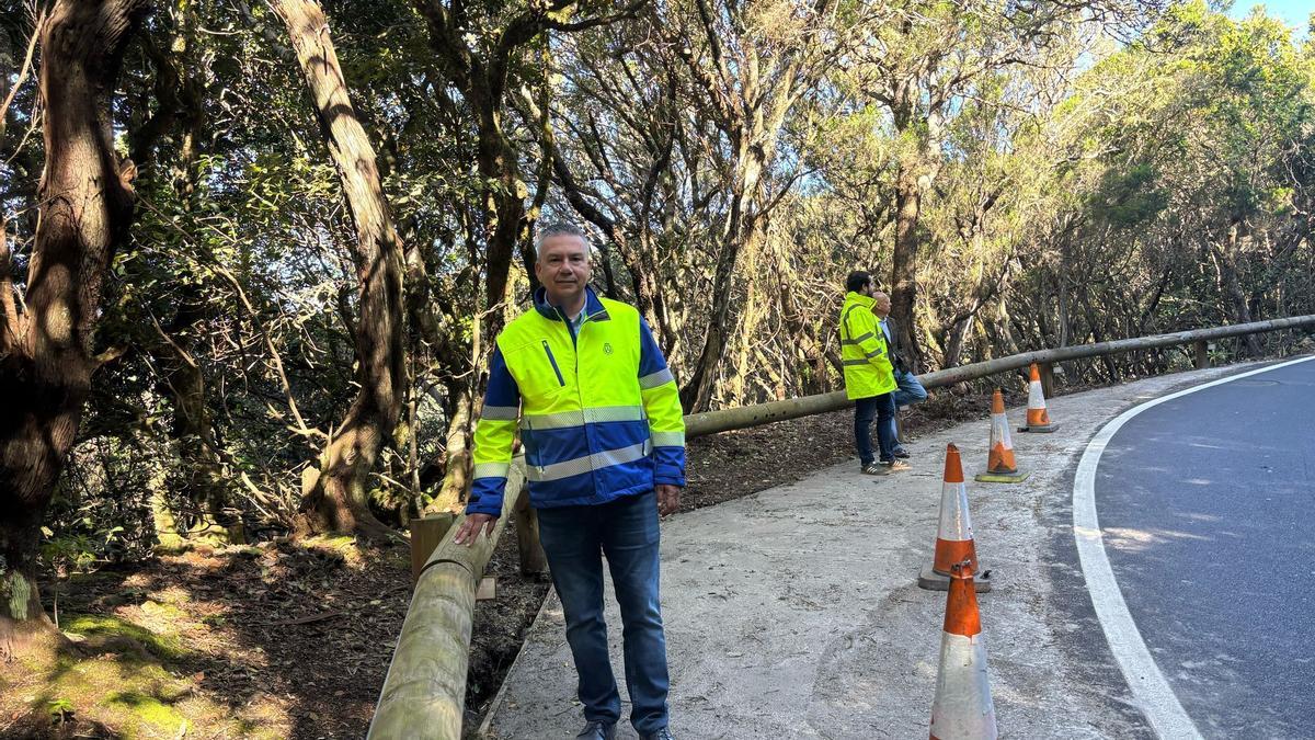 El consejero de Carreteras, en el primero de los aparcaderos mejorados tras la repavimentación.