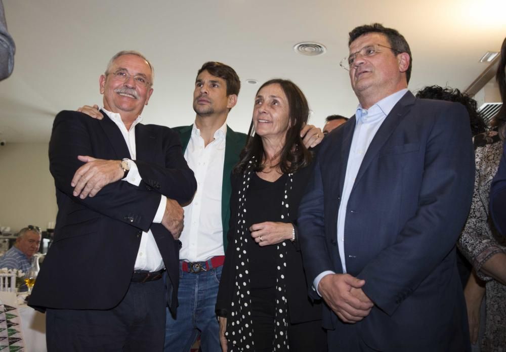 El director del Club INFORMACIÓN Toni Cabot; el presidente de Aludium, Manuel Ruano, y el torero Jose Mari Manzanares les han cedido el relevo en el acto de traspaso de poderes