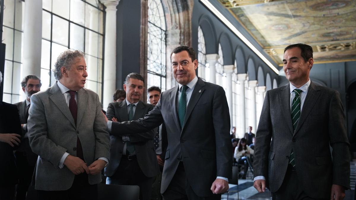 El presidente de la Junta, Juanma Moreno, con el consejero José Antonio Nieto