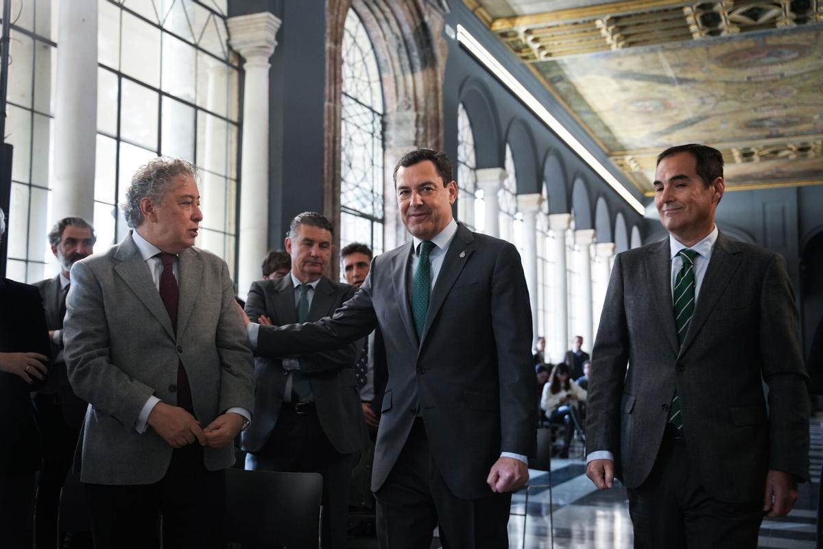 El presidente de la Junta, Juanma Moreno, con el consejero José Antonio Nieto