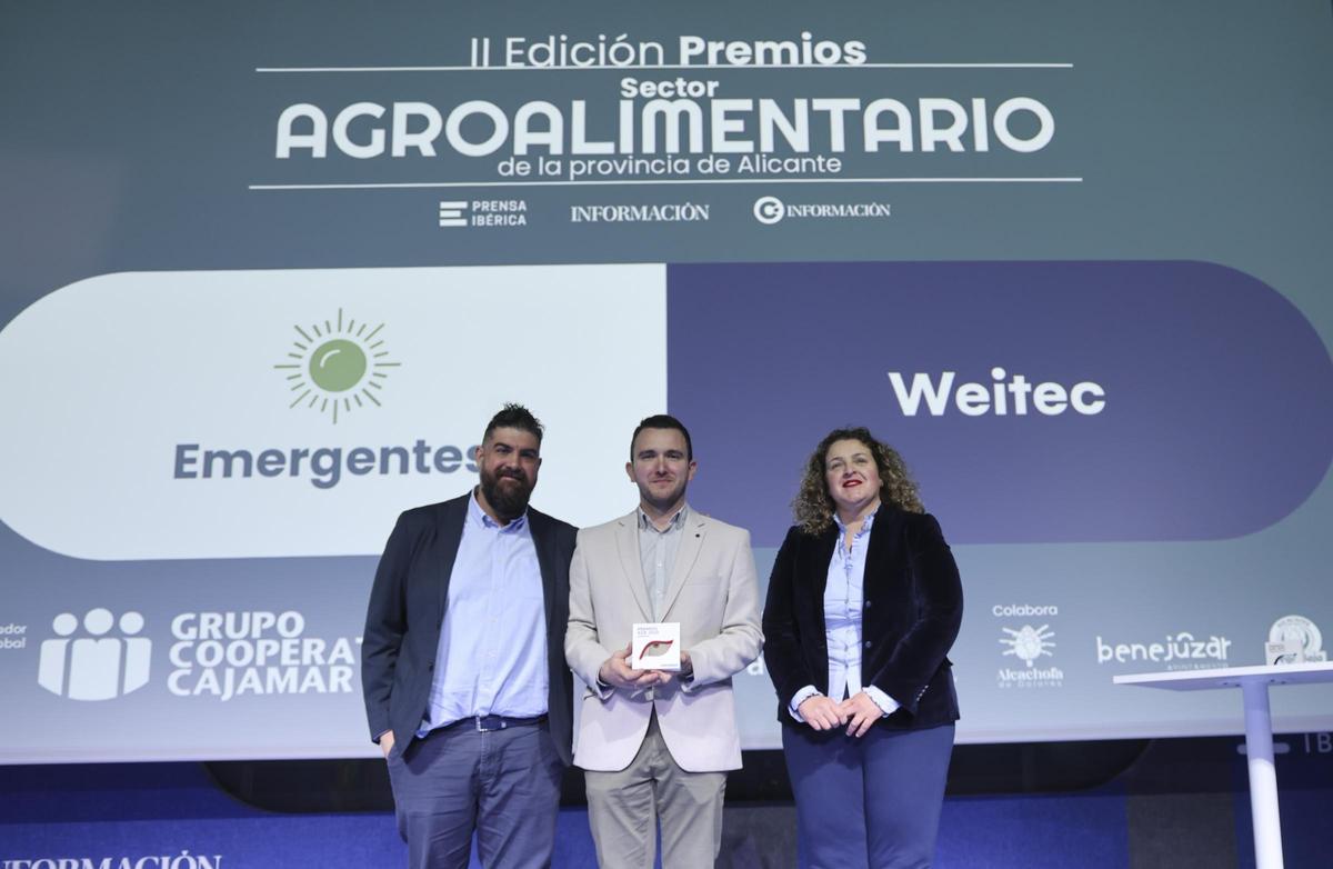Víctor Pedrós y Mario Quesada, de Weitec, recibieron el premio Empresas Emergentes por parte de la concejala de Agricultura y Medio Ambiente de Orihuela, Noelia Grao.