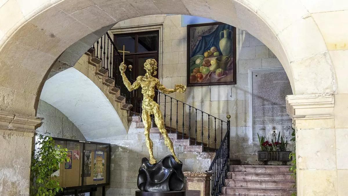 La escultura de Dalí, en el vestíbulo del Ayuntamiento de Alicante.