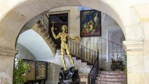 La escultura de Dalí, en el vestíbulo del Ayuntamiento de Alicante.