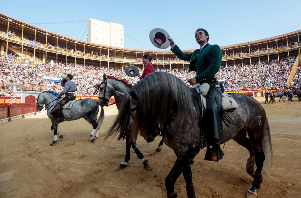 Con casi lleno en la plaza, en tarde fresca y apacible finalizó la Feria de Hogueras con la corrida de rejones