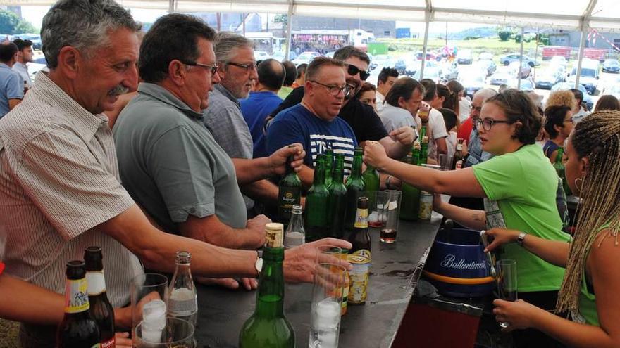 La barra del prau de la fiesta de San Félix de Valdesoto, ayer, durante la concurrida sesión vermú.