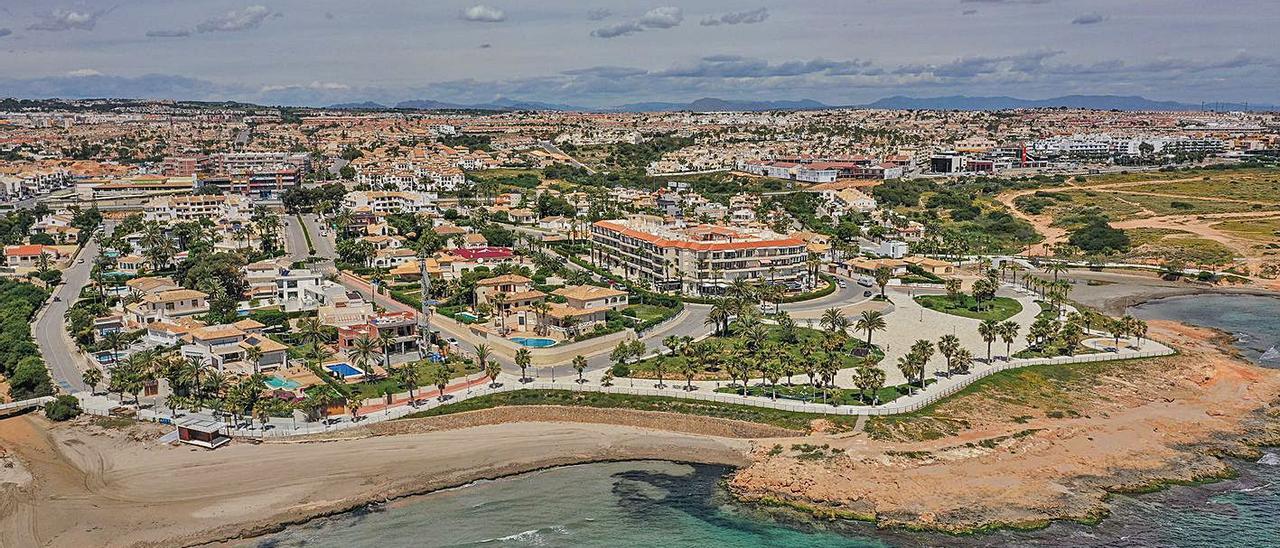 Vista aérea de algunas urbanizaciones de Orihuela Costa, que concentran a una amplia población. |