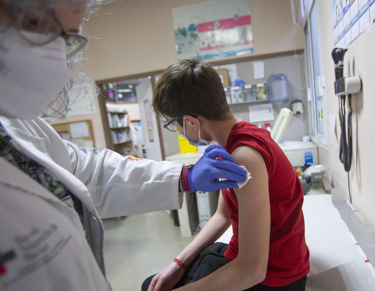 Una pediatra vacunando a un niño el pasado invierno en un centro de salud de Alicante.
