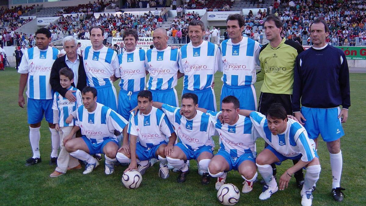 Arsenio Iglesias, junto a algunos exfutbolistas del Superdépor que él comandó, años más tarde para un partido benéfico.