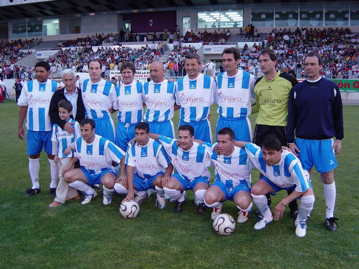 Arsenio Iglesias, junto a algunos exfutbolistas del Superdépor que él comandó, años más tarde para un partido benéfico.