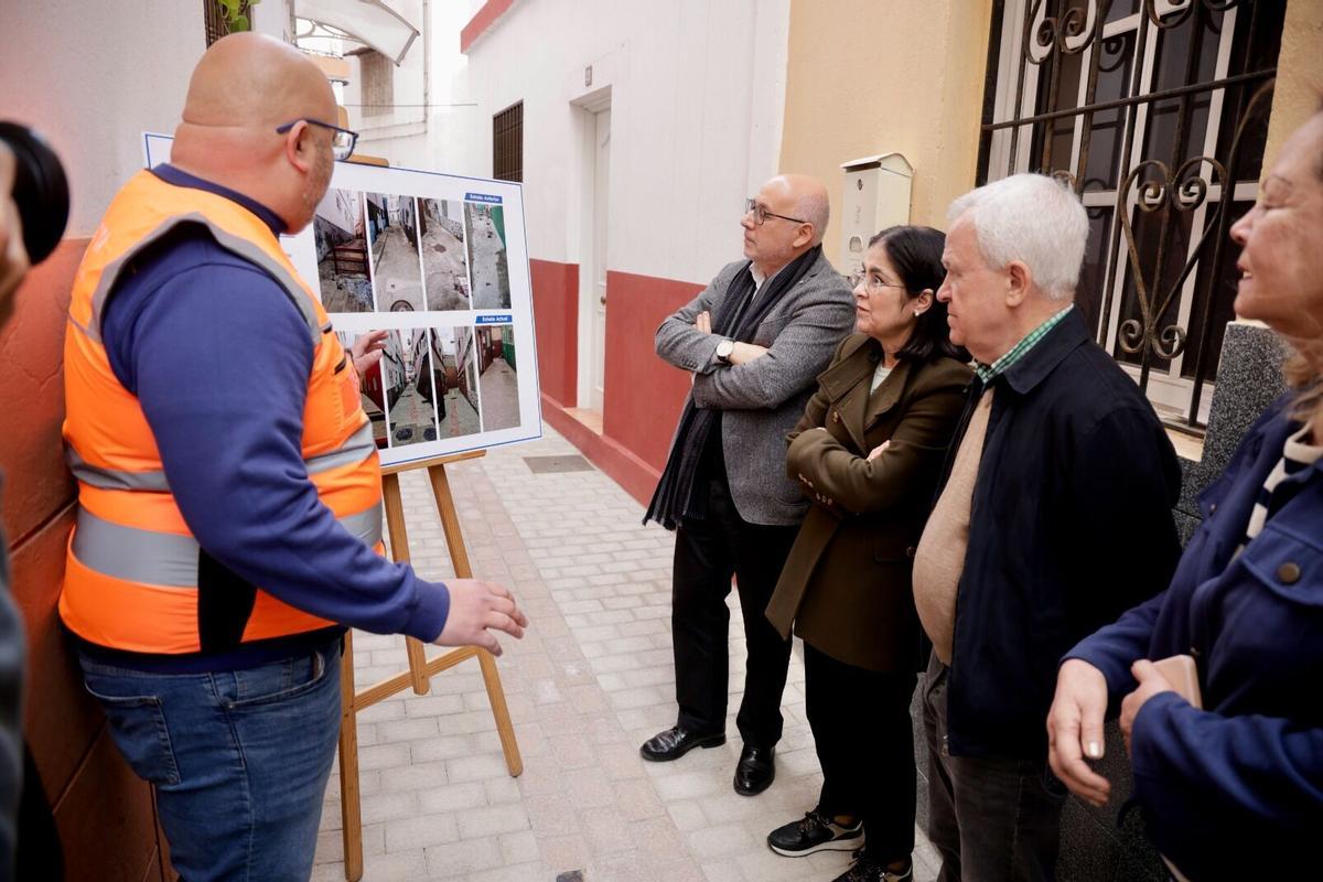 Carolina Darias y Antonio Morales visitan las obras de mejora en el barrio de San Juan