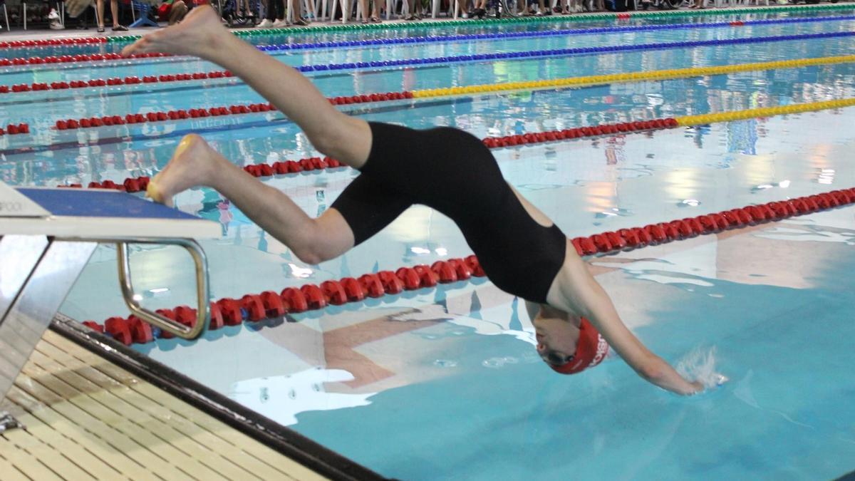 Un nadador se lanza al agua en una competición anterior.