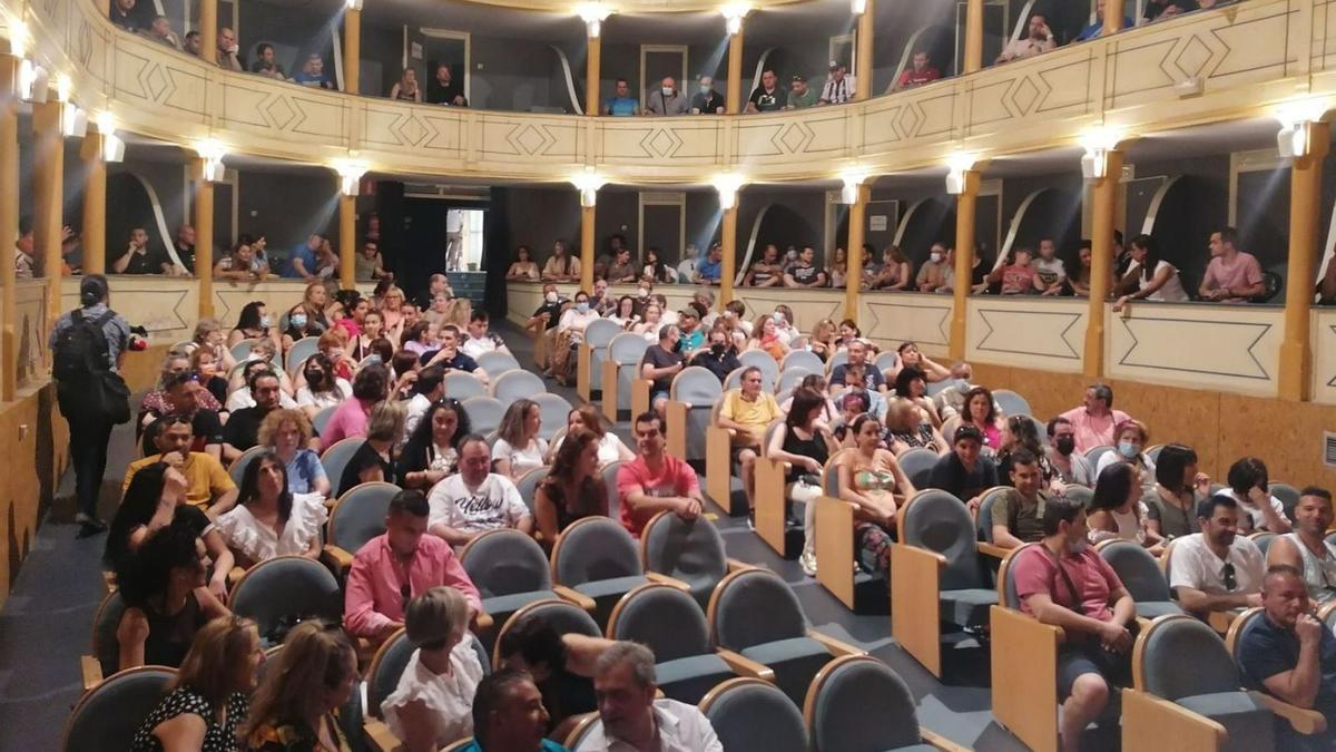 Trabajadores de la fábrica de Siro, en la asamblea celebrada en el Teatro Latorre de Toro. | M. J. C.