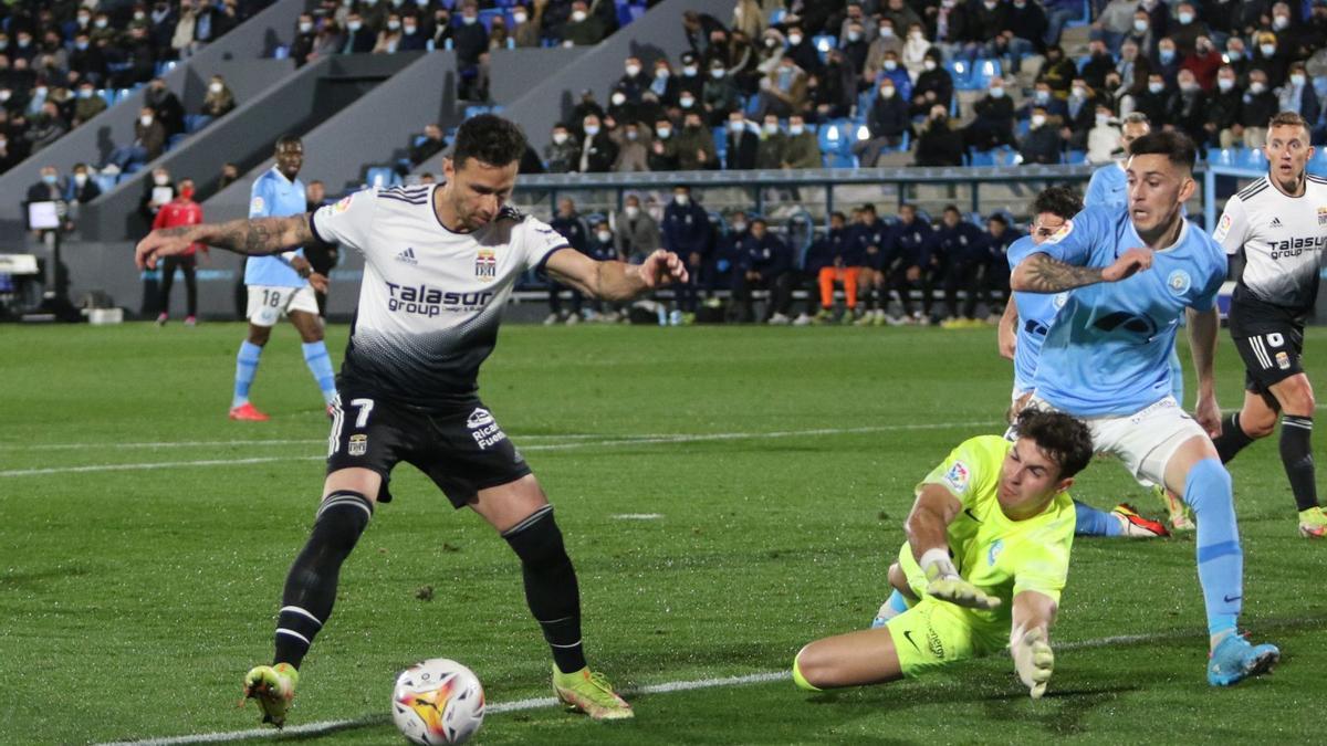 Rubén Castro en la acción que acabó con el único gol del FC Cartagena en el partido de ayer. | JUAN A. RIERA