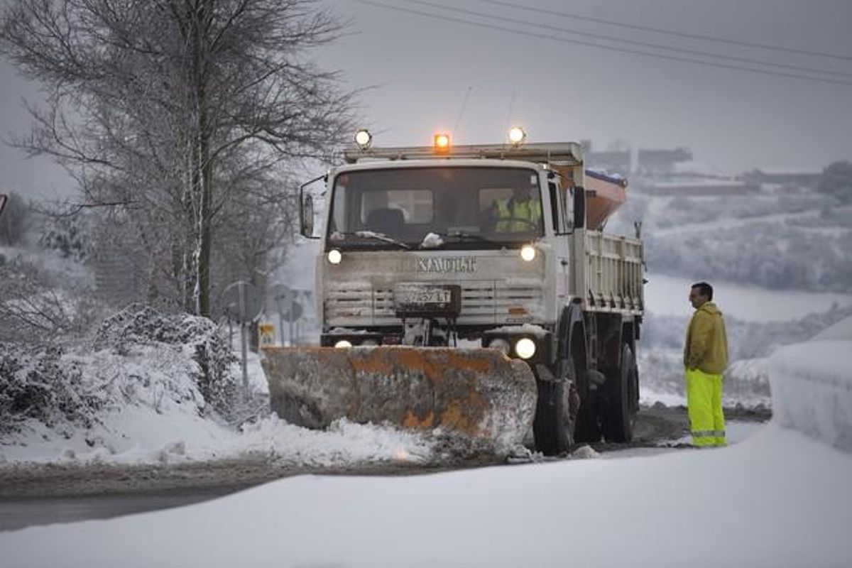 La màquina llevaneu treballa a la carretera de Calaf a Conill i Pujalt.