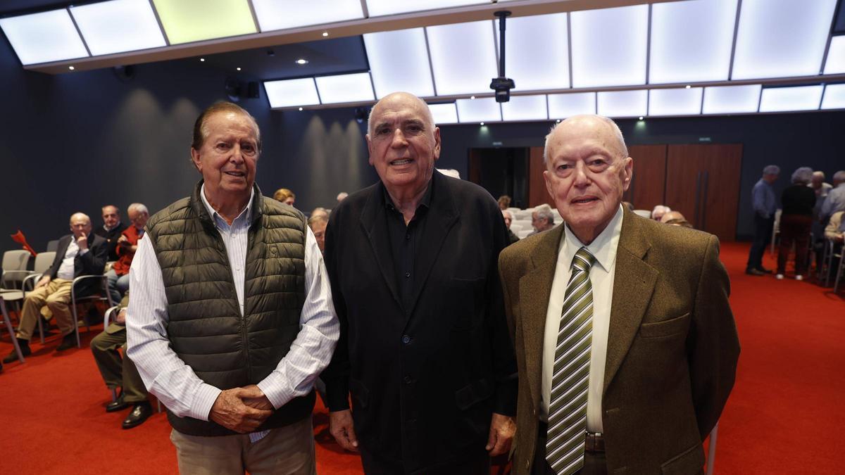 De izquierda a derecha, Willy Pola, José Antonio Alonso y José Manuel Vaquero, en el Club LA NUEVA ESPAÑA.