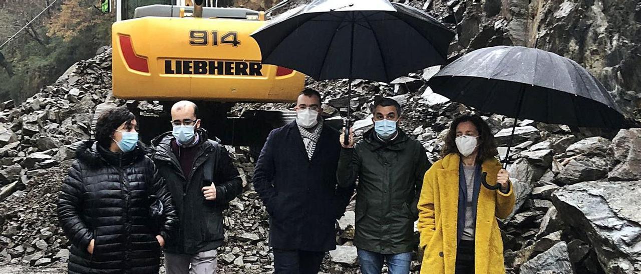 Por la izquierda, Laura Álvarez, teniente de alcalde de Cangas del Narcea; el alcalde cangués, José Víctor Rodríguez; Adrián Barbón, Alejandro Calvo y la directora general de Infraestructuras, Esther Díaz, ayer, en la zona del argayo de la carretera AS-29, en Cangas del Narcea. | D. Á.