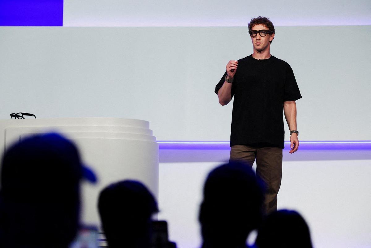 Mark Zuckerberg, director ejecutivo de Meta, con unas gafas Meta Ray-Ban Display