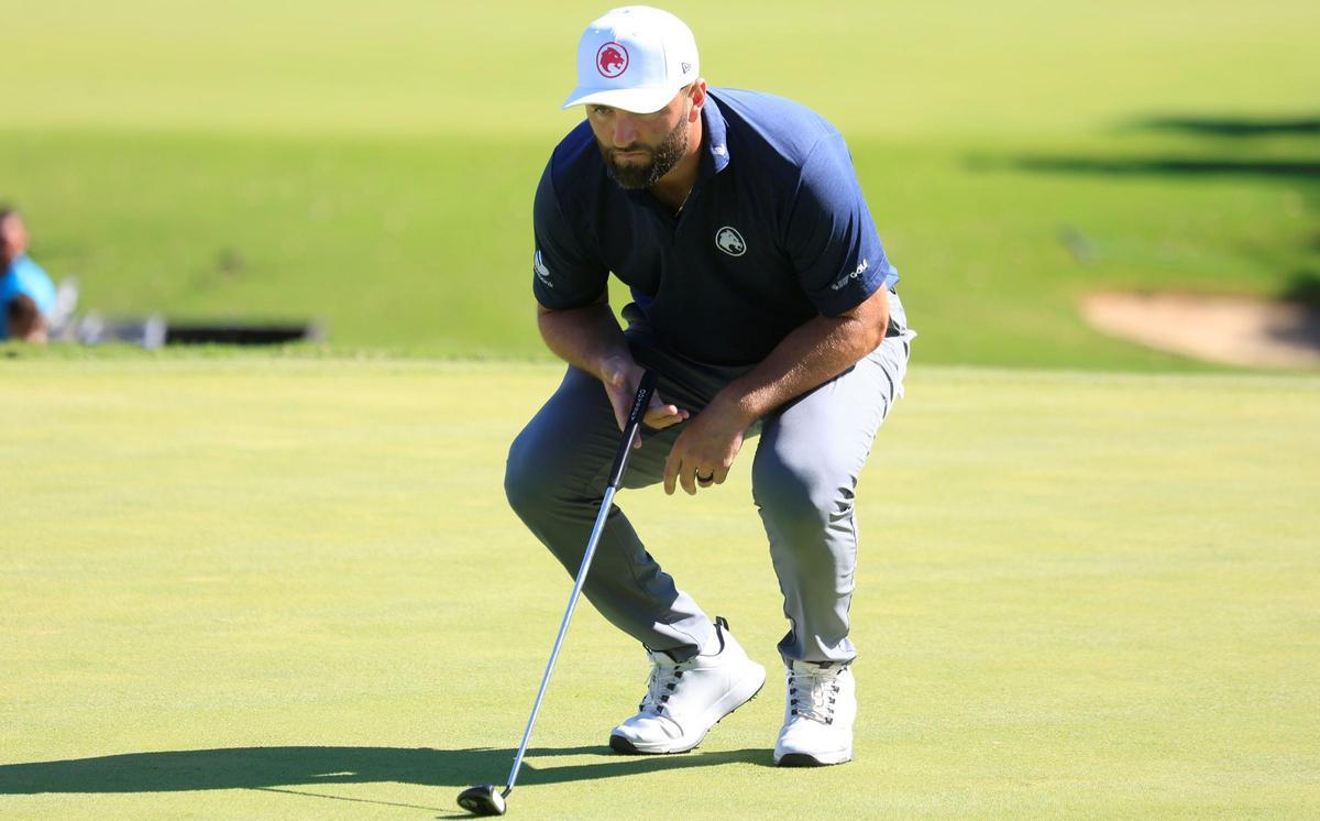 Rahm estudia un putt en una vuelta donde no estuvo demasiado acertado en el green