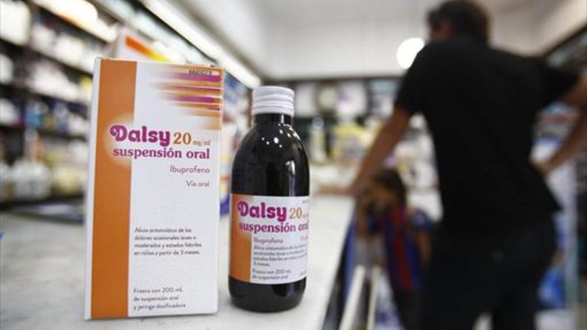 Un envase del medicamento infantil con ibuprofeno Dalsy en una farmacia de Barcelona, ayer,