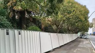 Un desprendimiento, motivo de las vallas protectoras en la calle Fernando Rey de A Coruña