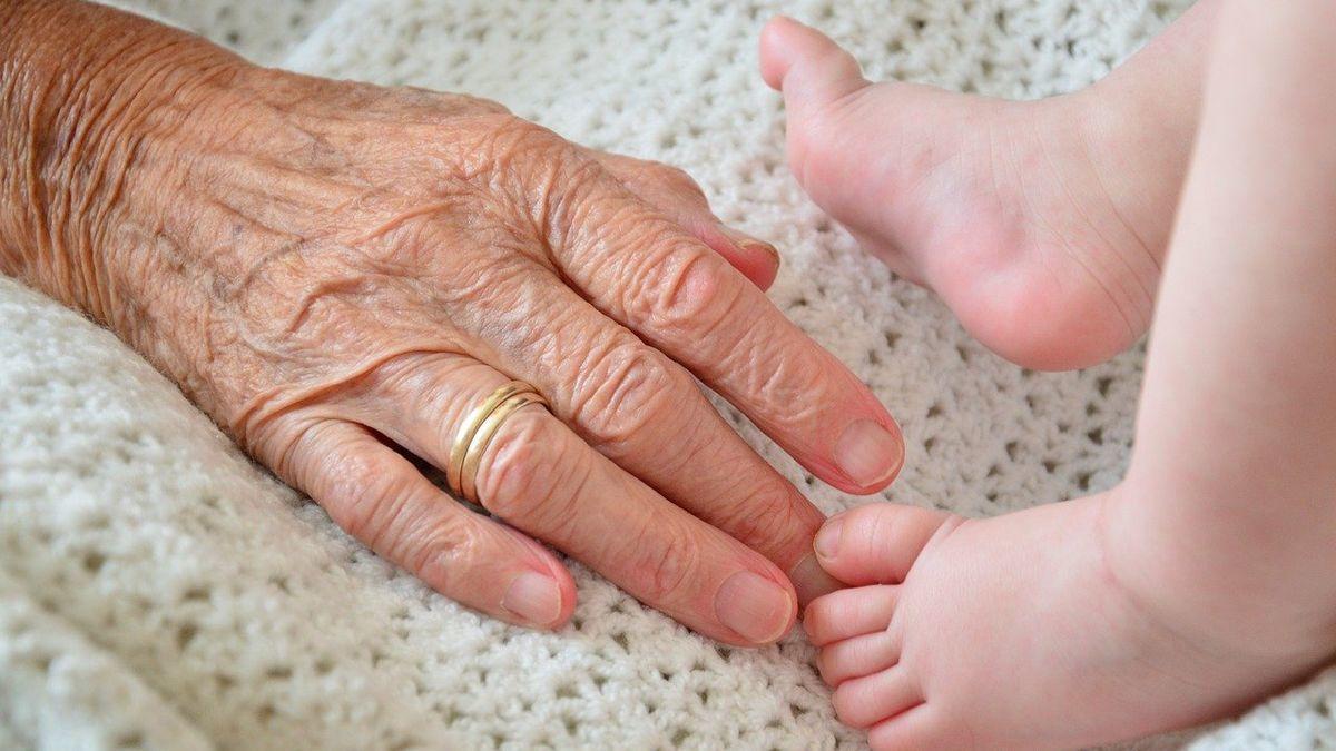 La polémica de una abuela que cobra por cuidar a su nieto: &quot;No soy una guardería&quot;